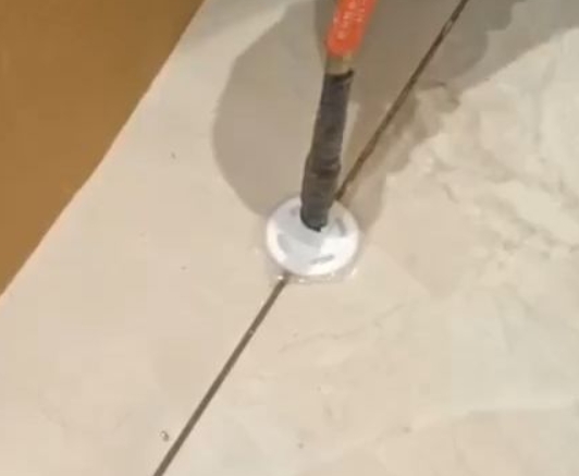 华容瓷砖空鼓维修公司专业解答瓷砖在铺贴过程中，如果没有涂抹均匀到位的粘结材料（如水泥砂浆或瓷砖胶），可能会导致以下问题